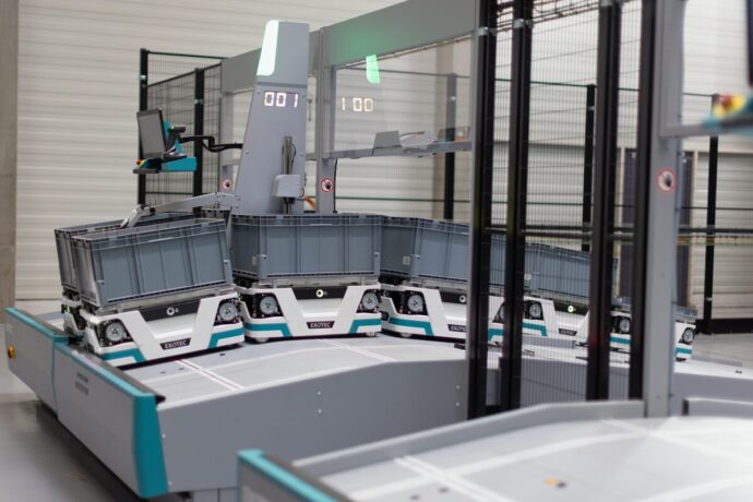 Mehrere autonome mobile Lagerroboter an einer Kommissionierstation für das Store Replenishment